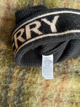 Gorro Burberry Negro y Beige
