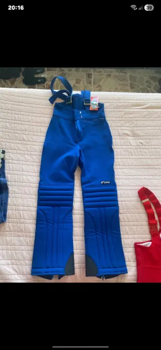 Mono de esquí azul con tirantes