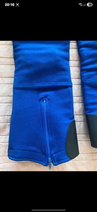 Mono de esquí azul con tirantes