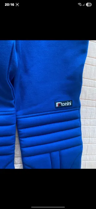 Mono de esquí azul con tirantes