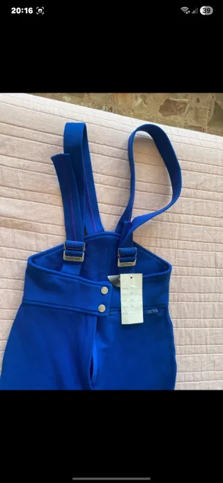 Mono de esquí azul con tirantes