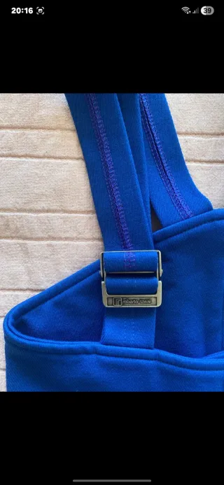 Mono de esquí azul con tirantes