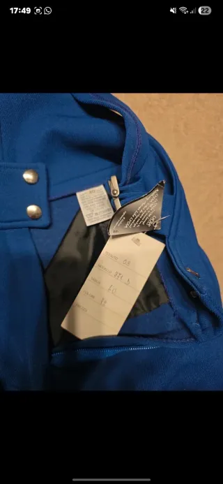 Mono de esquí azul con tirantes