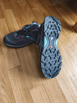 Botas de trekking negras y turquesa