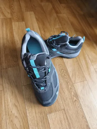 Botas de trekking negras y turquesa