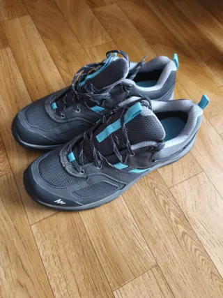 Botas de trekking negras y turquesa