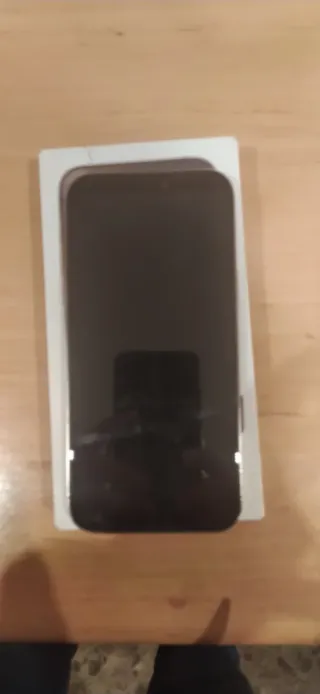 Samsung Plateado Casi Nuevo con capa iphone 16 pro