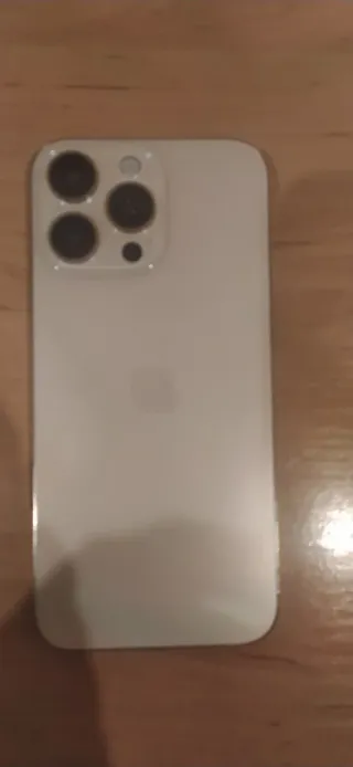 Samsung Plateado Casi Nuevo con capa iphone 16 pro