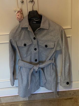 Chaqueta Zara Gris con Cinturón