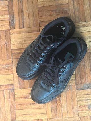 Sapatos pretos novos