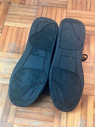 Sapatos pretos novos