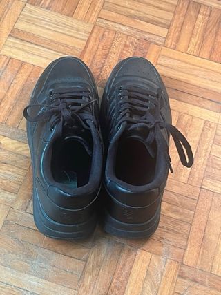 Sapatos pretos novos