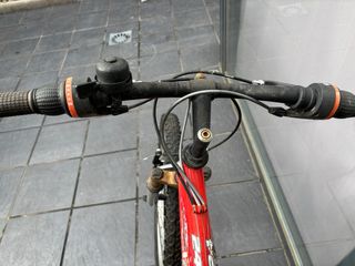 Bicicleta de montaña roja