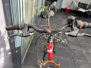 Bicicleta de montaña roja