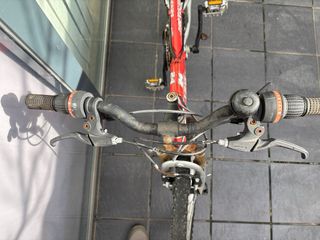 Bicicleta de montaña roja