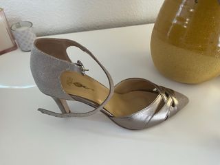 Zapatos tacón Mariana Barturen dorados/beige