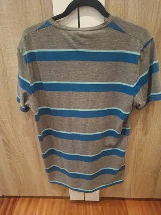 Camiseta Hollister rayas cuello V