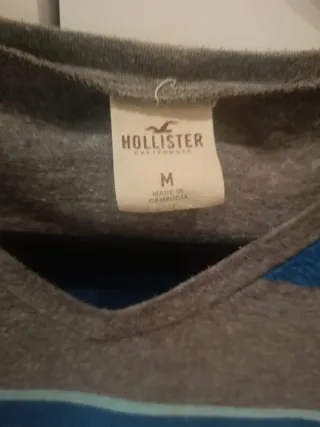 Camiseta Hollister rayas cuello V