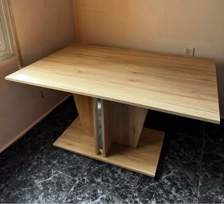 Mesa de comedor de madera y metal