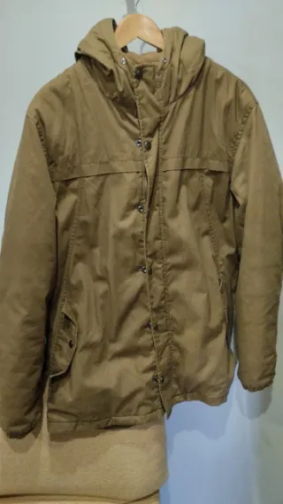 Abrigo marrón con capucha