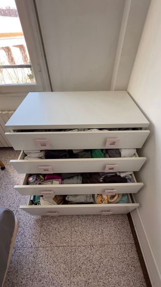 Cómoda infantil 4 cajones. Tiradores rosa.