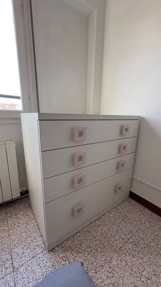 Cómoda infantil 4 cajones. Tiradores rosa.