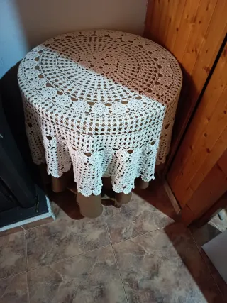 Mesa camilla redonda con tapete tejido