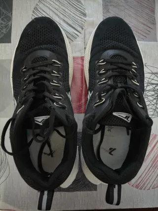 Zapatillas deportivas negras y blancas