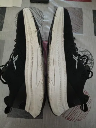 Zapatillas deportivas negras y blancas