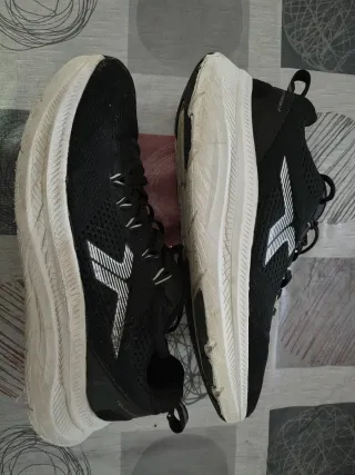 Zapatillas deportivas negras y blancas