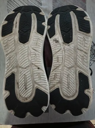 Zapatillas deportivas negras y blancas