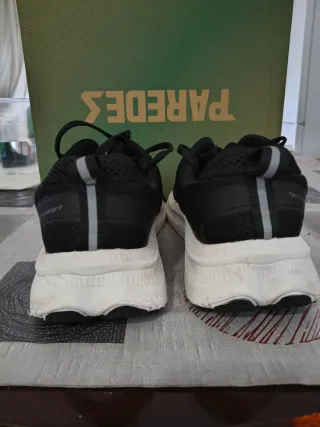 Zapatillas deportivas negras y blancas