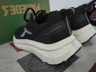Zapatillas deportivas negras y blancas
