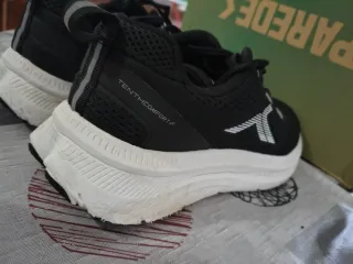 Zapatillas deportivas negras y blancas