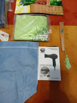 Secador de pelo, abanico y 8 bolsas.3,50€ todo.