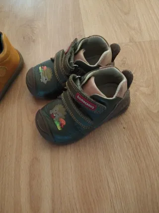 Zapatos niño marrones y verdes