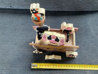 Barco pirata de madera con figuras