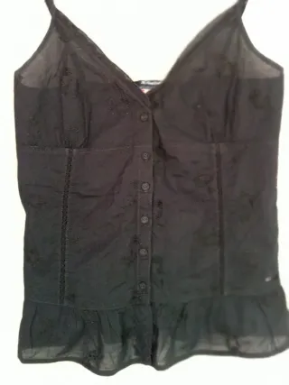 Top Pepe Jeans negro con volantes