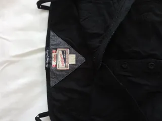 Top Pepe Jeans negro con volantes