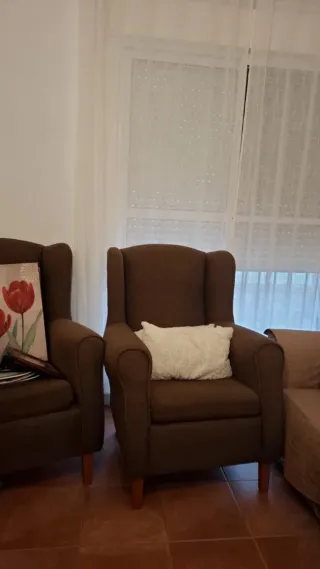 Sillón de salón marrón tela