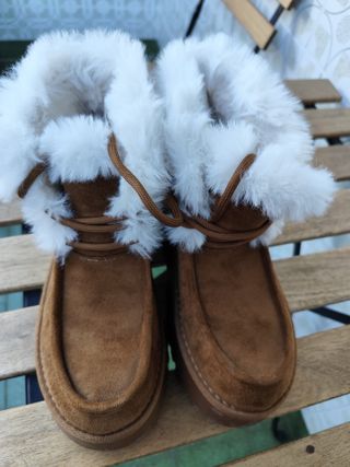 Botines de peluche marrones y blancos