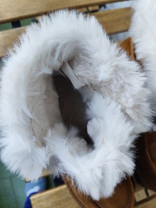 Botines de peluche marrones y blancos