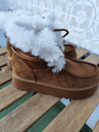 Botines de peluche marrones y blancos
