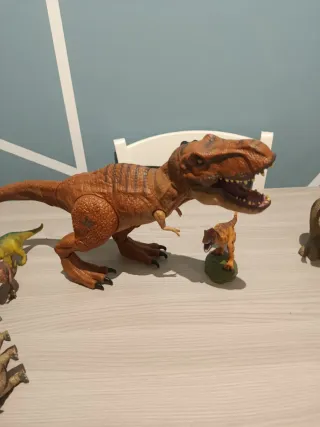 Lotto dinosauri giocattolo