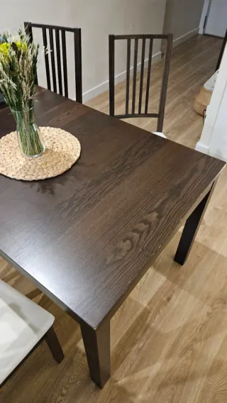 Juego de mesa de comesor y cuatro sillas