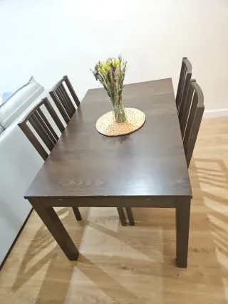 Juego de mesa de comesor y cuatro sillas