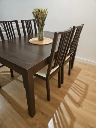 Juego de mesa de comesor y cuatro sillas