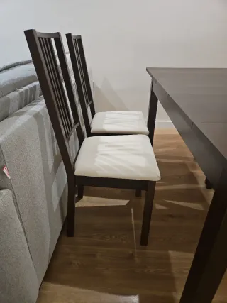 Juego de mesa de comesor y cuatro sillas