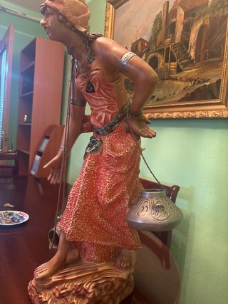 Estatua de mujer con turbante y cántaros
