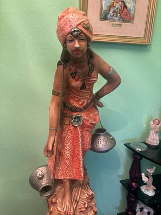 Estatua de mujer con turbante y cántaros